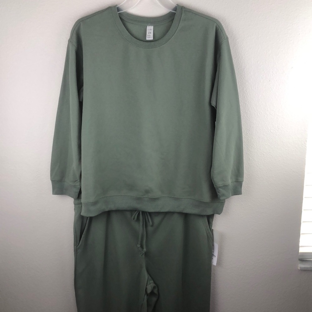 Women’s plus size fleece crew and pant set